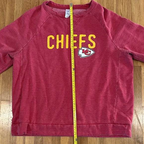 *last chance* NFL Team Apparel | Women’s Red Chiefs Sweatshirt - Picture 6 of 16